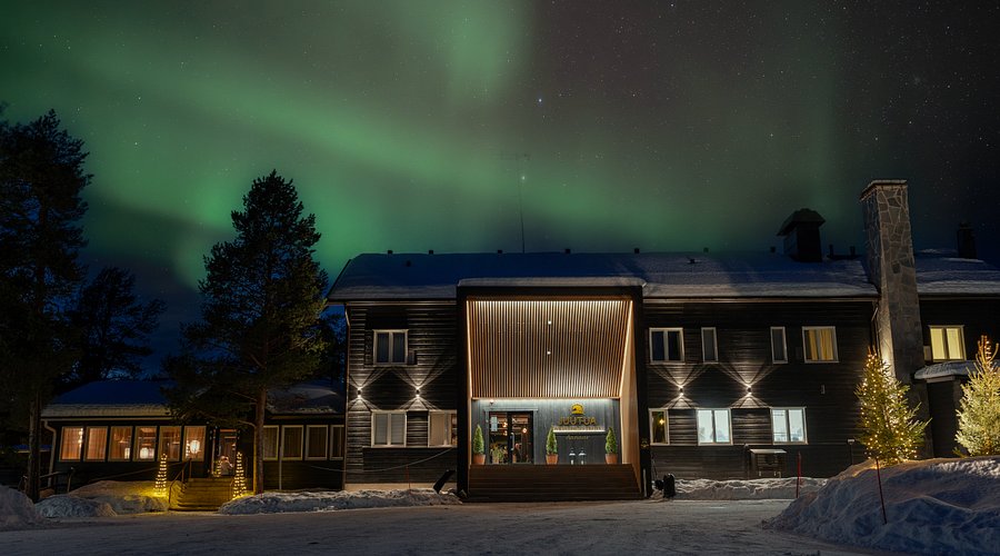 Path lamps leading toward the water at Wilderness Hotel Juutua in Inari